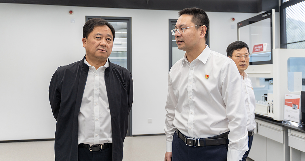 浙江省生態(tài)環(huán)境監(jiān)測中心 蔡文祥主任等一行 參觀考察浙江省杭州生態(tài)環(huán)境監(jiān)測中心水質(zhì)AI實(shí)驗(yàn)室